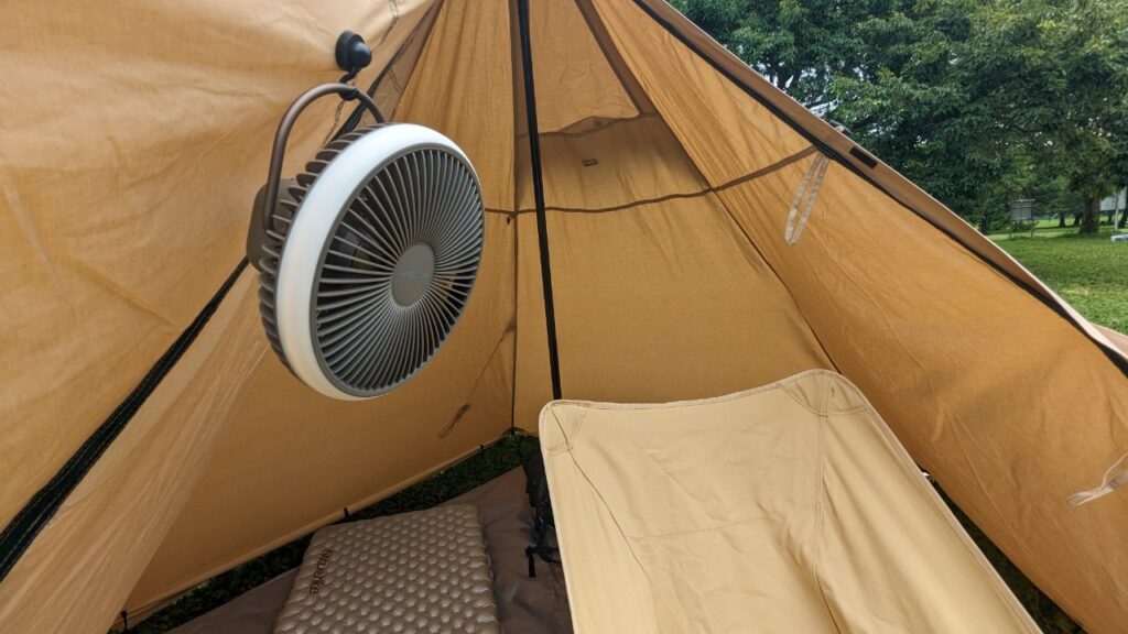テントに引っ掛けたHAGOOGI 扇風機